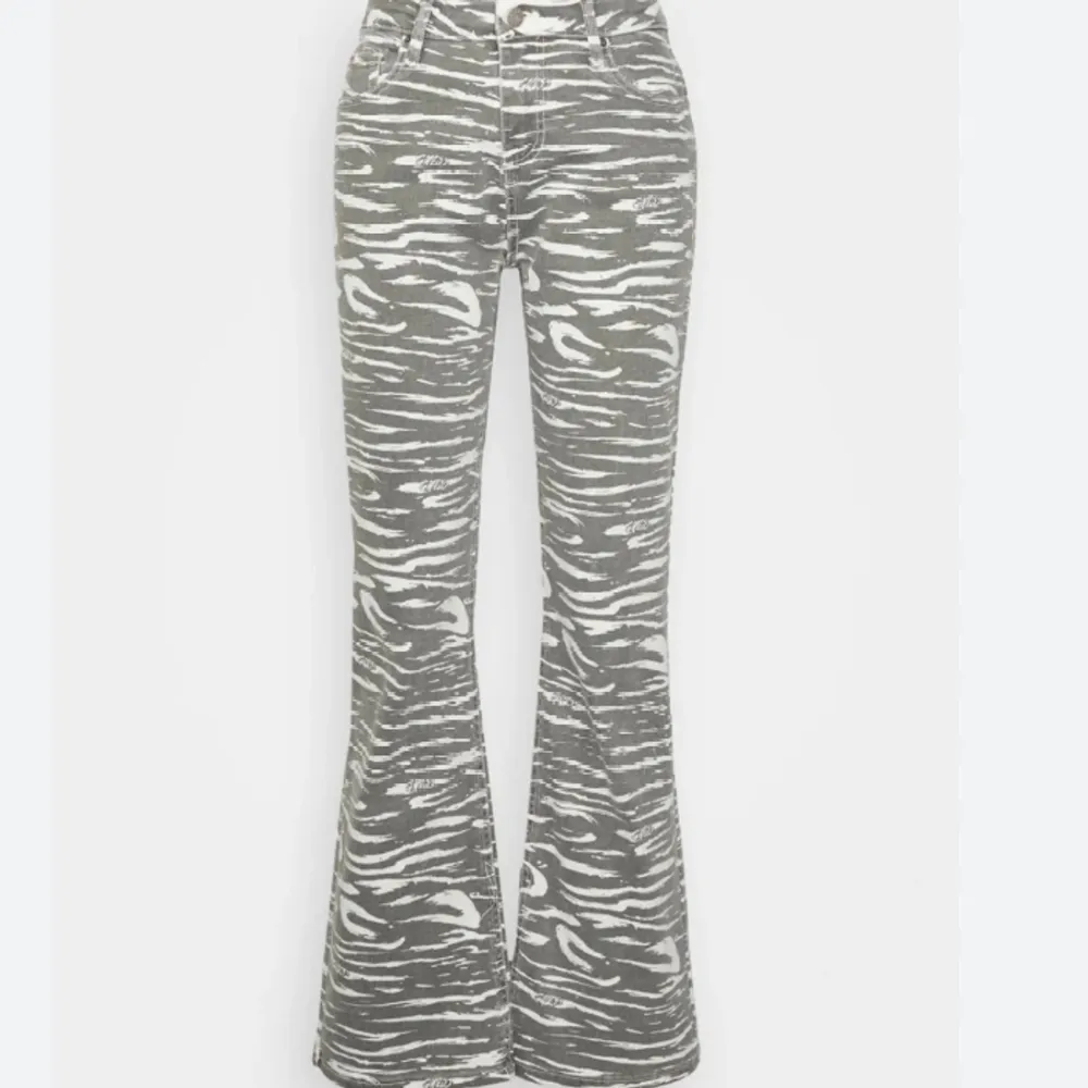 Super coola bootcut zebra jeans. Ordinarie pris = 1295 kr Pris kan diskuteras  Finns kvar!!!. Jeans & Byxor.