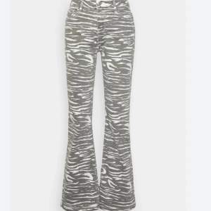 Super coola bootcut zebra jeans. Ordinarie pris = 1295 kr Pris kan diskuteras  Finns kvar!!!