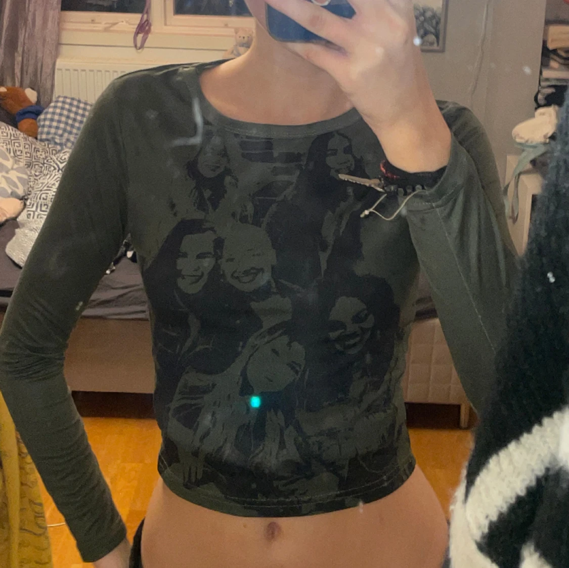 Grön tajt tröja med tryck  - 91