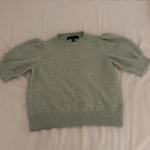 Vero moda tröja - Jag säljer denna stickade tröja pågrund av att den inte kommer till användning.💗Den är bara använd nåra enstaka gånger. Skriv om ni har frågor💕💕