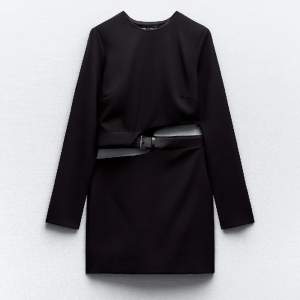 Klänning från Zara i storlek XS, använd en gång! Slut på hemsidan. Går bra att trycka på köpa direkt!❤️