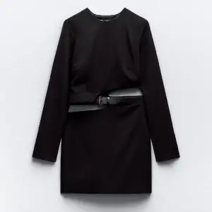 Klänning från Zara i storlek XS, använd en gång! Slut på hemsidan. Går bra att trycka på köpa direkt!❤️