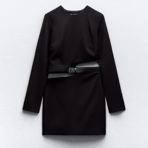 Klänning zara - Klänning från Zara i storlek XS, använd en gång! Slut på hemsidan. Går bra att trycka på köpa direkt!❤️