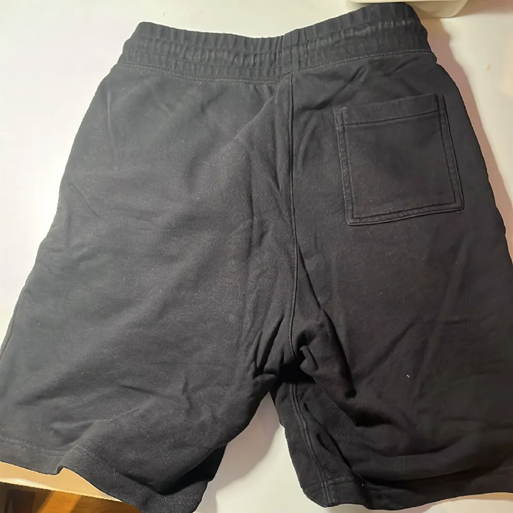 Svarta mjukis shorts från h&m  Innerbenlängd: 20 cm Storlek: s. Shorts.
