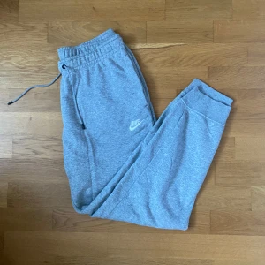 grå mjukisbyxor - grå mjukisbyxor från nike i storlek M💞