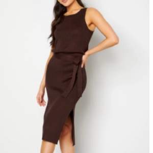 Jättefin brun klänning som formas fint efter kroppen, har ett band i midjan som man kan knyta, jättebekväm🥰 nyskick 