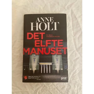 Det elfte manuset, bok - Nypris 219kr. https://www.adlibris.com/se/bok/det-elfte-manuset-9789164207845 Författare: Anne Holt ISBN: 9789164207845