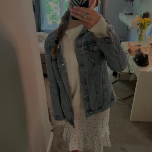 Snygg Jeansjacka - Super skön jeansjacka i jättebra skick💞💞