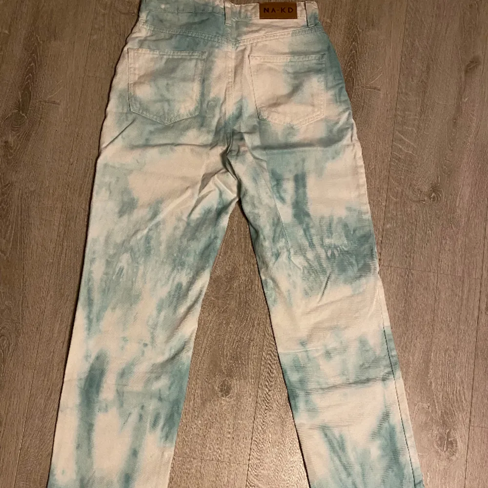 Ett par blå och vita tie-dye jeans med rak passform. Storlek 34. Använd ett fåtal gånger och i jättebra skick!🌷. Jeans & Byxor.