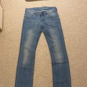 Jättefina ljusblåa jeans helt utan defekter, som nya, bra längd på mig som är ca 170 cm☺️