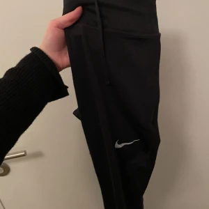 Nike träningstights - Träningstights med snören i. Svarta bra skick🩷