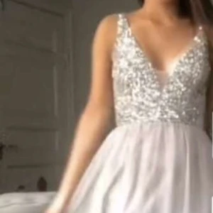 Balklänning - Världens finsste balklänning som endast är använd under min bal i 9an. Den passar nägon runt 165 både med eller utan klackar. Fick så sjukt mycket komplimanger för denna klänning men den kommer ej komma till använding igen och därav säljer jag den.