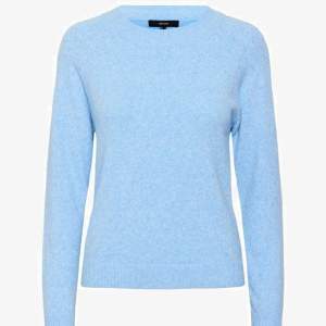 Säljer denna super söta ljus blå stickade tröjan från vero Moda😍😍