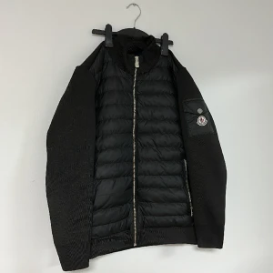 Moncler cardigan storlek S - Hej jag tänkte sälja min moncler cardigan som jag har använt några gånger bah jag säljer den för att nu de vinter så det har blivit kallare så det därför säljer jag den.   Billigare vid snabb affär tar aven byten ochså!!