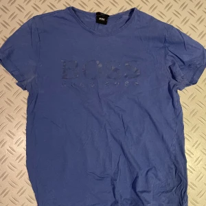 Hugo boss T-shirt. - Väldigt fin och snygg Hugo boss T-shirt! Den är väldigt skön och snygg i bra skick! Hör av er om ni har några funderingar!