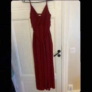 Klänning - Vinröd balklänning väldigt fint skick använd 1 gång storlek M men passar S också 