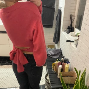 Rosa stickad tröja med rosett 🎀  - Rosa stickad tröja med rosett på ryggen  🎀 Fint skick använd fåtal gånger 💕 Köparen står för frakten🙏🏽