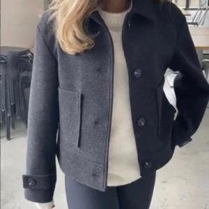 Kappa - Hej! Säljer denna kappan ifrån Lager 157. Perfekt nu till våren! 🌸 Första bilden är lånad. Inga defekter. Storlek M men passar S. Skriv för fler bilder! 