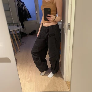 Byxor svarta - Parachute pants. Från Urban outfitters. Använda men i gott skick.