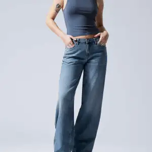 Snygga lågmidjade jeans från Weekday i storlek XS. (W:25, L:32) Oanvända då dem inte passar min stil💕 Fråga privat om fler bilder. Ordinariepris: 600kr  OBS. Köparen står för frakten 🌟