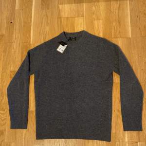 Säljer en helt ny stickad kashmir/ull sweatshirt i från Massimo dutti i färgen mörk grå. Vid fler bilder är det bara att höra av sig!
