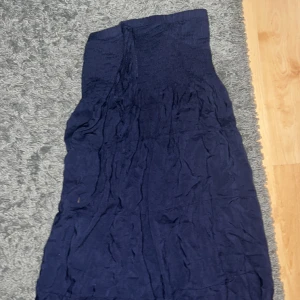 marinblå lång kjol! - helt i nyskick, älskar verkligen denna kjol och verkligen skönaste materialet! jag är 167 lång och den går precis till hållarna på mig, lite ribbad! 💙 skriv om ni vill ha bild på hur den sitter på!