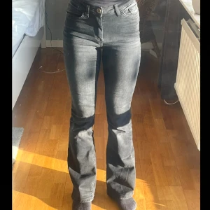 Jeans - Säljer mina Jeans från only i storlek 32. Byxorna är ganska väl använda och färgen har försvunnit lite längst ned på båda byxbenen (Se sida 2). Säljer dessa för 149kr❤️
