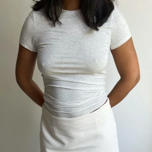 Grå T-shirt från djerfavenue  - Grå t-shirt från djerfavenue. Nypris: 599kr  Köparen står för frakten. 