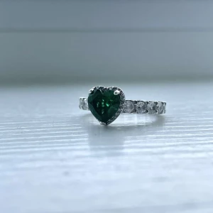 Äkta silverring  - Äkta silverring med grön kristall Den är köpt i en kristallbutik i gamla stan och är i äkta silver enligt personalen! Den rostar inte och är i perfekt skick.  Original pris var 450 men säljer den nu för 300  om ni vill veta mer så hör av er!