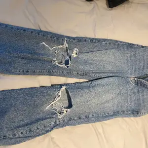 Bagge jeans med hål på knäna
