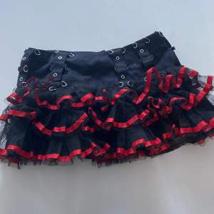 Ganska chill kjol från Poizen i jättebra skick , endast använd 2 ggr🖤    Köpte för 500kr🖤