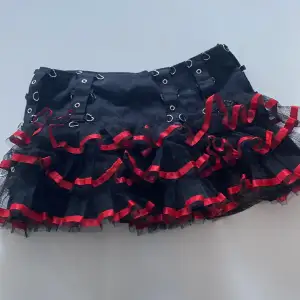Ganska chill kjol från Poizen i jättebra skick , endast använd 2 ggr🖤    Köpte för 500kr🖤