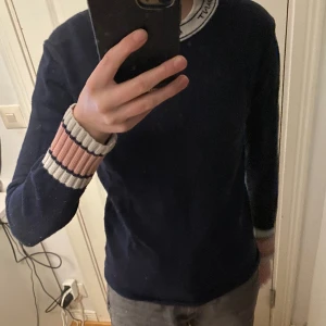 Gant tröja - Väldigt bra skick, säljs pga att den är för liten.  Fler bilder finns Köparen står för frakten