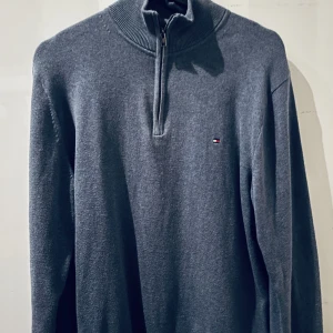 Halv zip Tommy Hilfiger  - Tja! Säljer min Tommy hilfiger halfzip stickad i stl L, hör av dig om frågor!