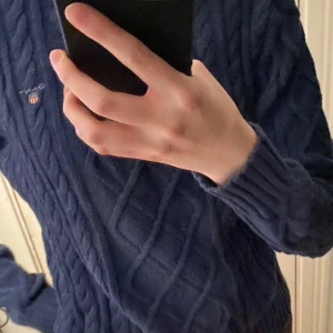 Stickad gant tröja - Marinblå stickad gantröja som inte kommer till användning längre Fler bilder finns Köparen står för frakten 