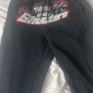 Trapstar dress - Storlek S  Man kan öppna nere vid foten så den blir lite större för att tex ha byxorna över skorna osv