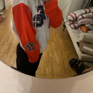 Cool zip up hoodie - Jätte cool zip up men andvänd bara en gång. Säljer då den inte är min stil längre. Skick är 10/10