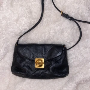 Marc Jacob väska i nyskick - Jätte fin väska i nyskick från Marc Jacobs.   Kan skicka fler bilder om ni vill. 