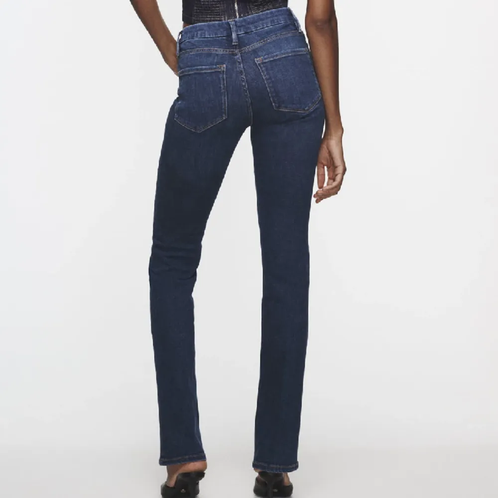 Blåa raka/bootcut jeans från Zara i storlek 38, passar mig som har 36. Använda 2 gånger, kommer inte till användning. Köpta för 399kr säljer för 200+ frakt💗. Jeans & Byxor.