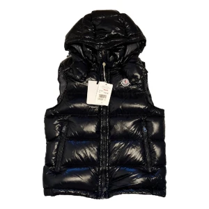Moncler väst - Hej! Säljer nu min Moncler vest pga att jag inte använder den längre. Passar allt å alla för mer bilder bara att hojta till 😁😁storlek är xl men passar Large ✅