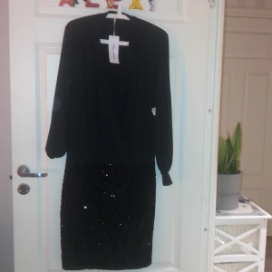 Klänning  - Super fin klänning som aldrig kommit till användning, helt ny med alla lapparna kvar. 