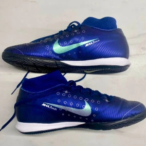 Nike mercurial - Skor för inomhusbruk ⚽️ Märke: Nike ☑️ Storlek: 40,5 Köpta på Intersport för 1199 kr.  Säljes för 350 kr. 
