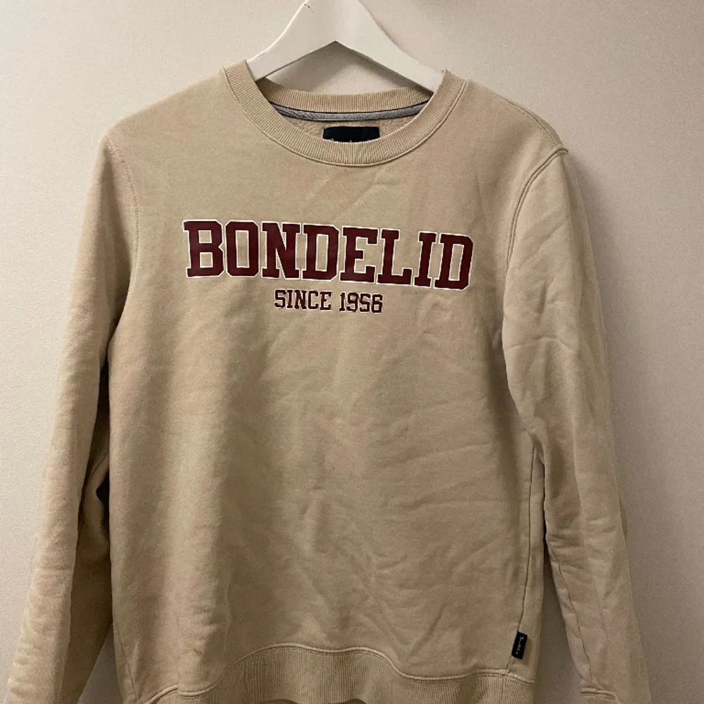 Säljer denna snygga tröja från Bondelid. Tröjan är i fint skick och är i stl S. Hör av er vid frågor eller om ni vill ha fler bilder på tröjan! Pris kan diskuteras!. Tröjor & Koftor.