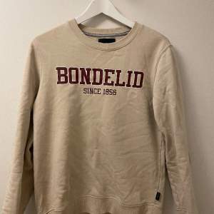Säljer denna snygga tröja från Bondelid. Tröjan är i fint skick och är i stl S. Hör av er vid frågor eller om ni vill ha fler bilder på tröjan! Pris kan diskuteras!