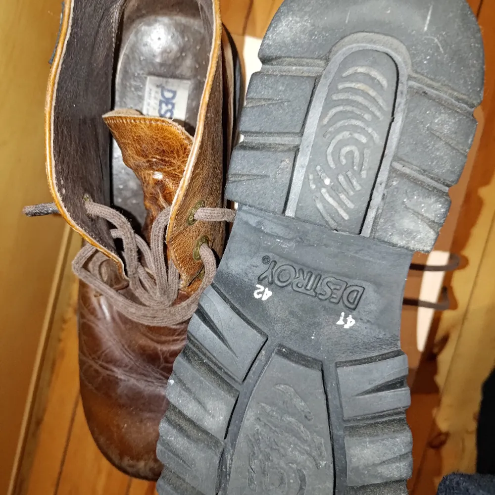 *Äkta läder* Ett par assnygga låga platåboots från 90-talsmärket Destroy. Begagnade men aldrig använda av mig då de var för stora:/ ✩ 3,5 cm främre och ca 5 cm klack ✩Aningens skavt på tåspetsarna men inget lite skokräm kan fixa. ✩PM för mer info:)✩. Skor.