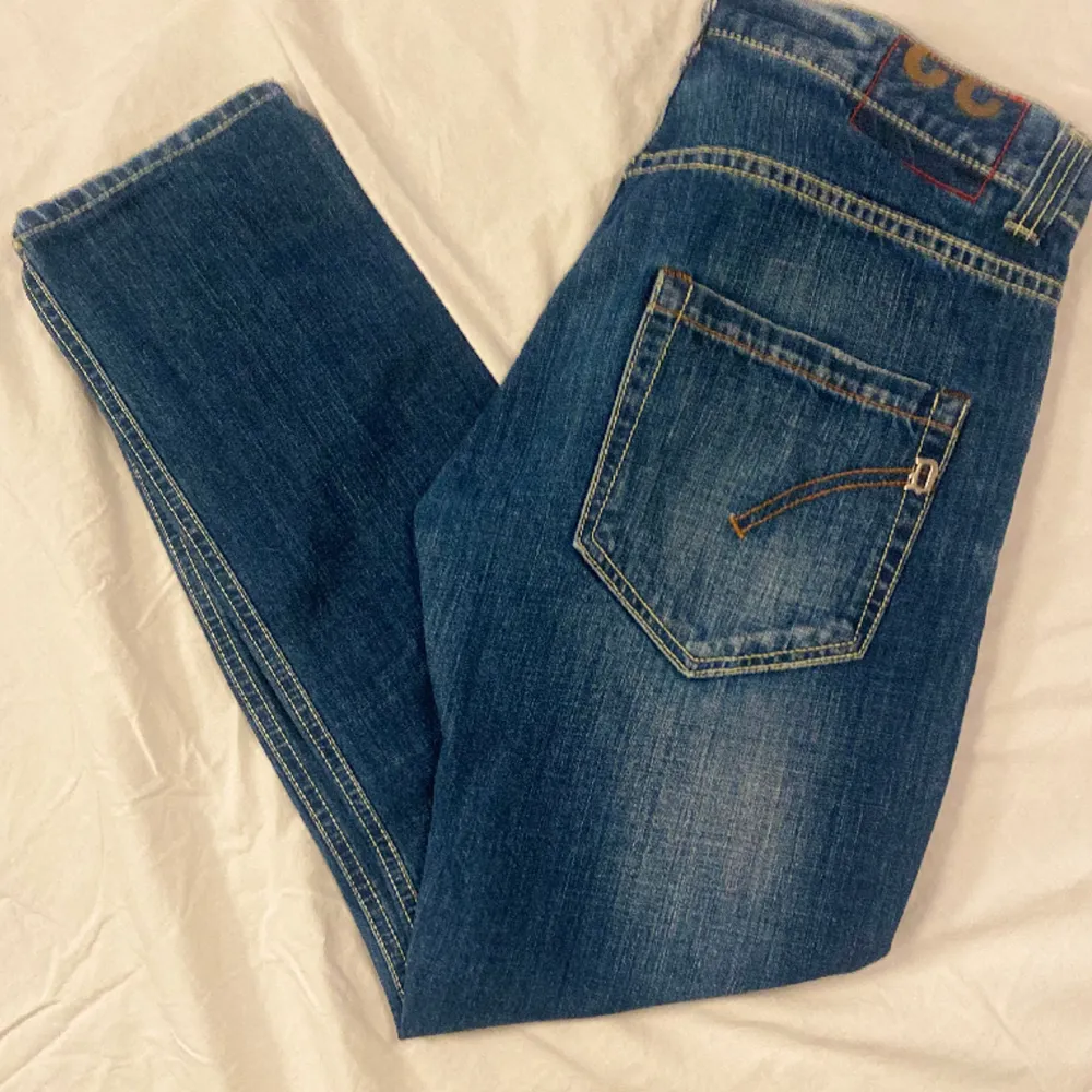 Säljer nu dessa Dondup jeans i storlek 30 | Jeansen sitter slim och passar någon som är mellan 170-180 |  Mycket gott skick utan defekter| Köp för endast 559 kr | Skriv vid minsta fråga eller fundering! 📦. Jeans & Byxor.