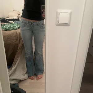 Ljusblå lågmidjade jeans - Skiitsnygga ljusblåa lågmidjade jeans, aldrig använda. Säljer då jag har ett annat par liknande.