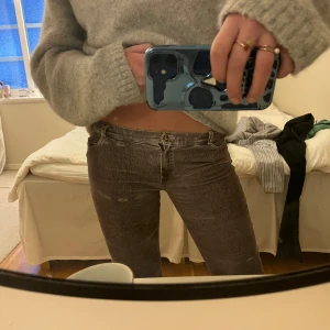Grå coola jeans!!! - Snygga grå manchesterjeans som jag köpt second hand! Jag är 178cm lång❤️❤️