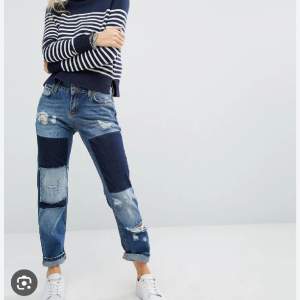 Så snygga jeans med patchwork detaljer, storlek W28. Oanvända med lappar kvar! Nypris 660:- 