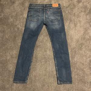 Slim fit levis jeans i en najs blå färg, passar om man är typ 180 och väger runt 70. Nyskick.